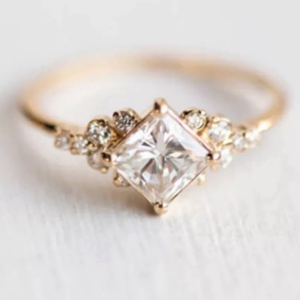 NEW💍18K YELLOW GOLD DIAMOND RING, CUTE RING, SHINY RING.